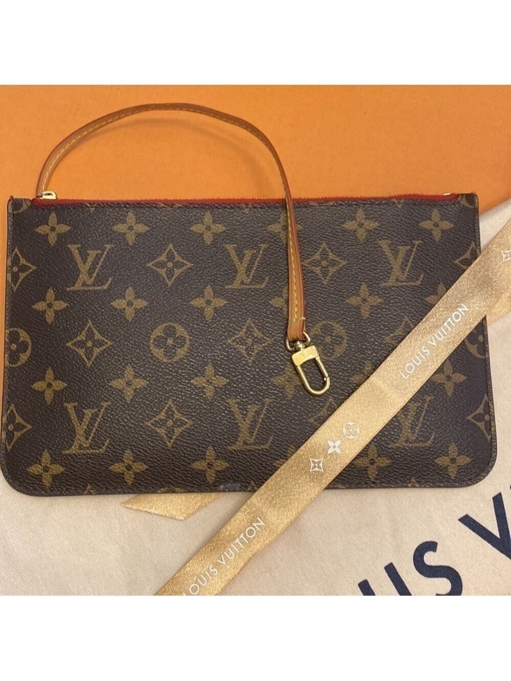𝅺LOUIS Vuitton Pochette in Cherry. EXCELLENT CONDITION.